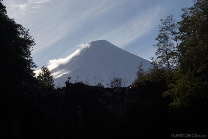 Osorno se mostrou por poucas horas no final de tarde. E o lugar da foto se chama La Ventana por mostrar o vulcão emoldurado