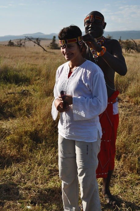 Conhecendo a cultura Maasai em Lewa Vestida conforme recomendação, manga longa veio do Marrocos, calça-bermuda veio da Patagônia e a bota de trilha não exibida é pra evitar possível bote de cobra na canela