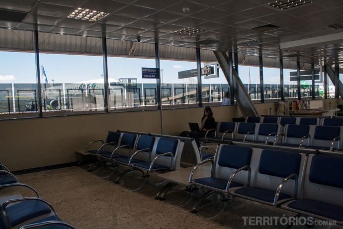 Ambientes com iluminação natural e vista para os aviões