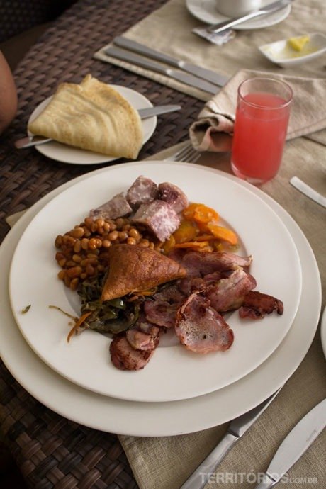 O tradicional prato de café da manhã da Anne, queniana que nos acompanhou na viagem O café da manhã dos quenianos com legumes e ingredientes da feijoada brasileira