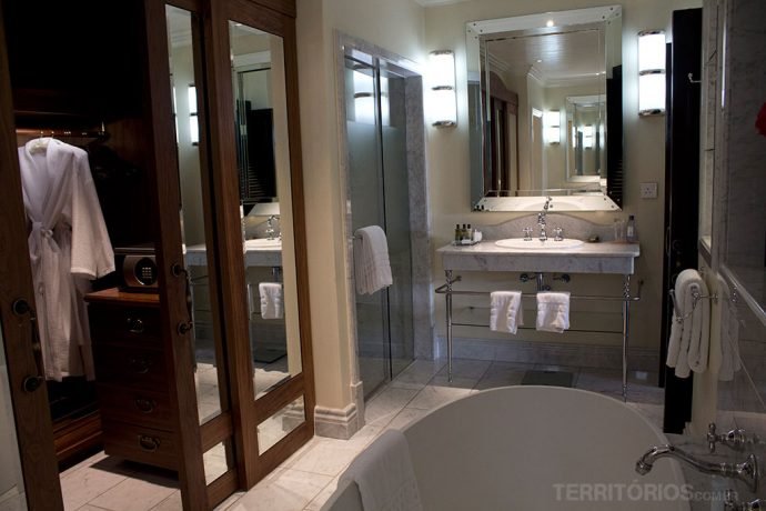 O banheiro da minha suíte em Nairóbi e este não foi o hotel mais luxuoso da viagem