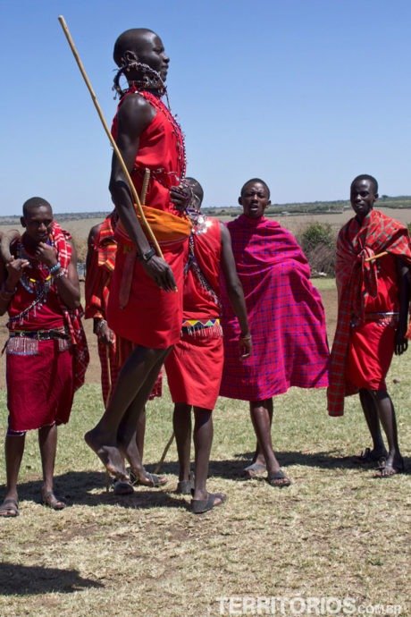 O jeito corporal do Maasais darem as boas vindas O jeito corporal do Maasais darem as boas vindas