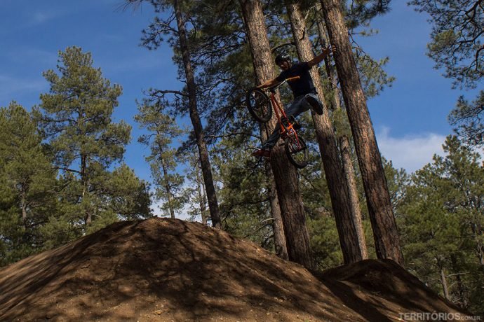 Ciclista solta totalmente a bicicleta no meio do salto