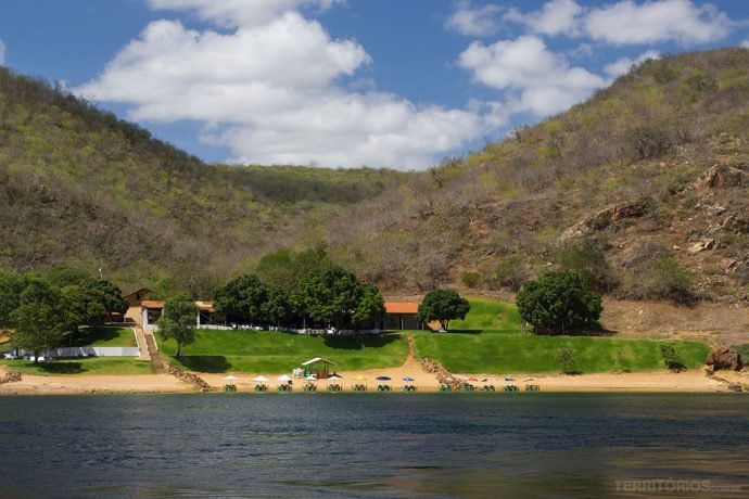 A trilha passa por estas montanhas