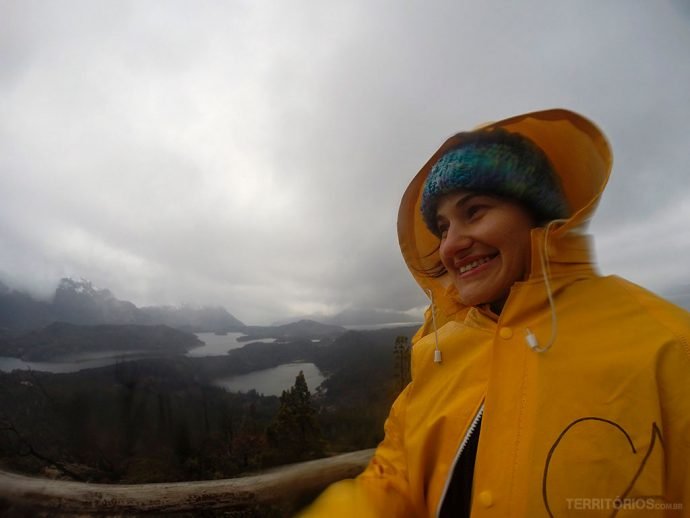 Congelando e sorrindo com a vista do Cerro Campanário