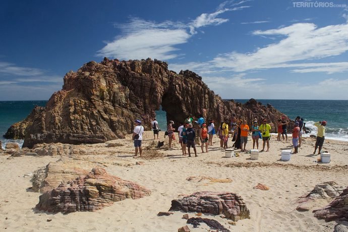 O maior desafio de fotografar a Pedra Furada é tirar as pessoas da frente