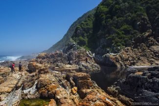 Pedras, rio, mar e montanhas no mesmo cenário Pedras, rio, mar e montanhas no mesmo cenário