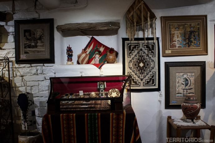 Parede da galeria com artesanato atual e relíquias