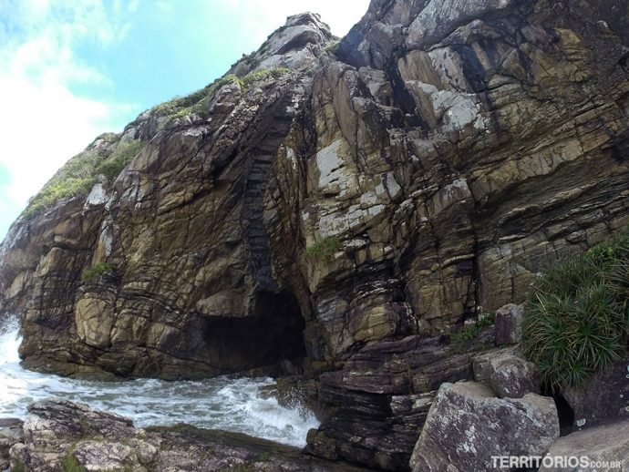 Gruta das Encantadas. Fenda natural de 20 metros de altura