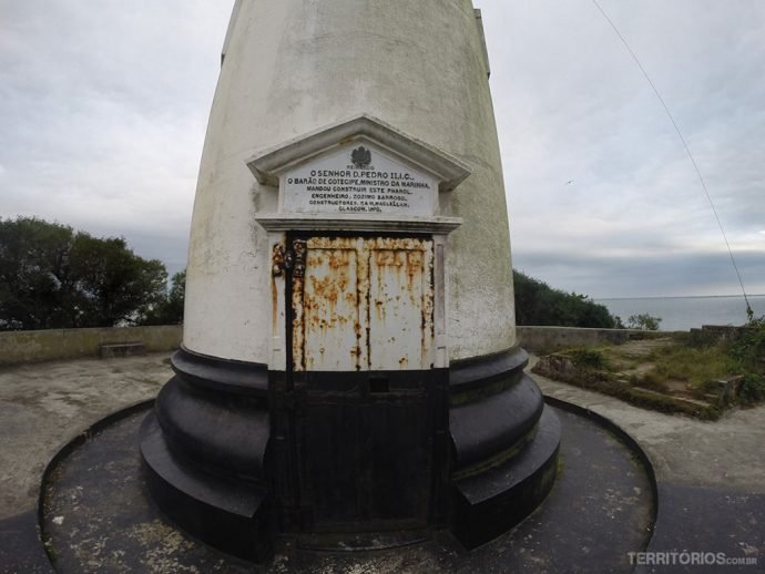 O próprio D. Pedro II ordenou a construção do Farol das Conchas em 1870. Dois anos depois até hoje continua com a mesma função de orientar os navegantes na baía de Paranaguá