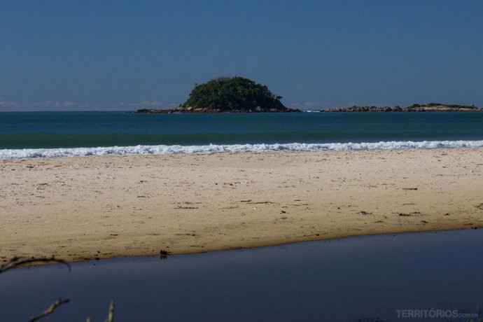 Ilha do Arvoredo em frente à Praia de Palmas do Arvoredo, Governador Celso Ramos, Santa Catarina - Brasil
