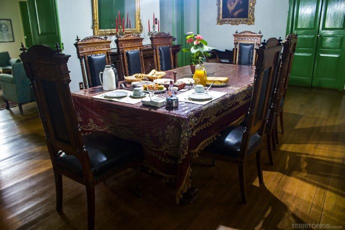 Na mesa de jantar onde é servido o café da manhã até a toalha é centenária