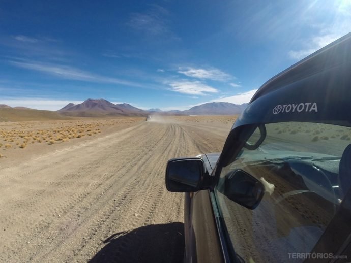 A maior parte do caminho é por estradas de terra, pedra ou sal