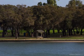 Parque com churrasqueiras e área para piquenique Parque com churrasqueiras e área para piquenique