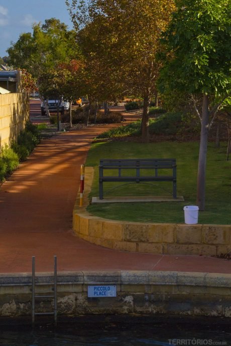 Aparência de uma rua que acaba no canal Aparência de uma rua que acaba no canal