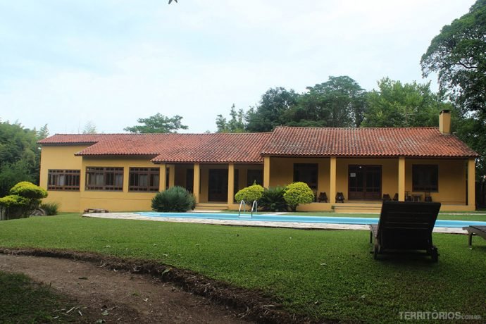 Área de eventos com piscina vista do jardim