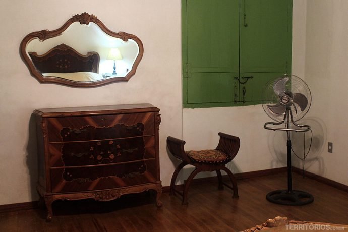 Móveis antigos conservados no quarto