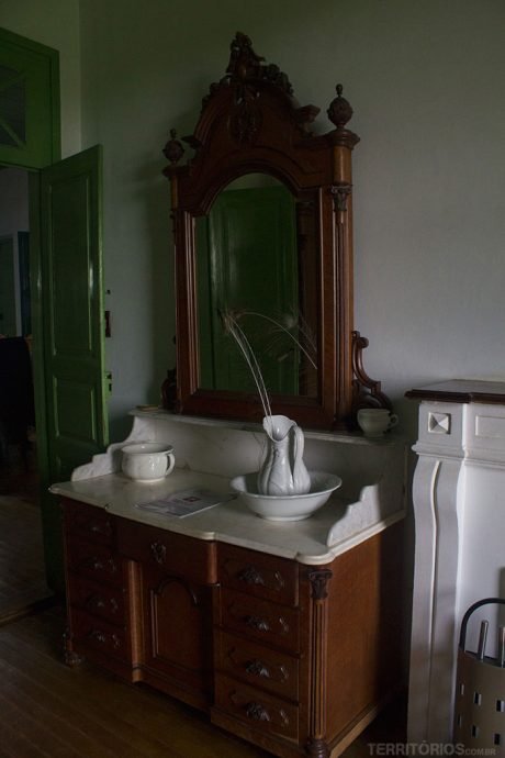 Penteadeira em um dos quartos com objetos antigos Penteadeira em um dos quartos com objetos antigos