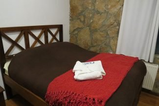 Cama bem quentinha no hotel de pedra com calefação Cama bem quentinha no hotel de pedra com calefação
