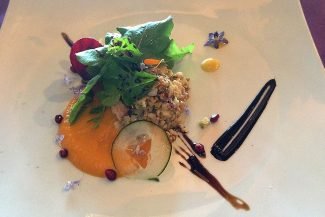 Tártar de camarão, maçã e noz sobre salada de cenoura e gengibre, folhas da horta e balsâmico Tártar de camarão, maçã e noz sobre salada de cenoura e gengibre, folhas da horta e balsâmico