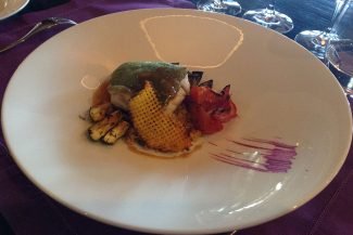 Corvina do pacífico som salsa e queijo de cabra, molho beurre branco de limão com quinúa e vegetais orgânicos Corvina do pacífico som salsa e queijo de cabra, molho beurre branco de limão com quinúa e vegetais orgânicos