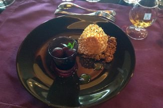 Peras pochadas em Merlot com sorvete de ameixa caseiro e molho de berries Peras pochadas em Merlot com sorvete de ameixa caseiro e molho de berries