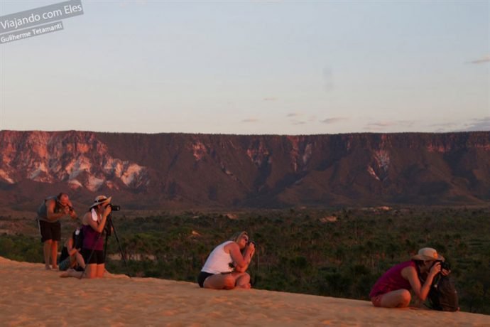 Ataque servindo de apoio para fotografar o pôr do sol no Jalapão