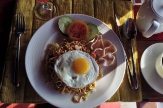 Café da manhã reforçado com mie goreng (macarrão frito)
