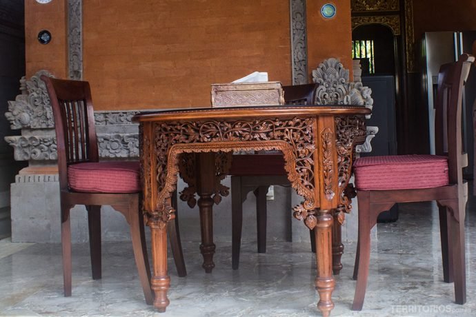 Detalhe da mesa onde acontece o curso de culinária