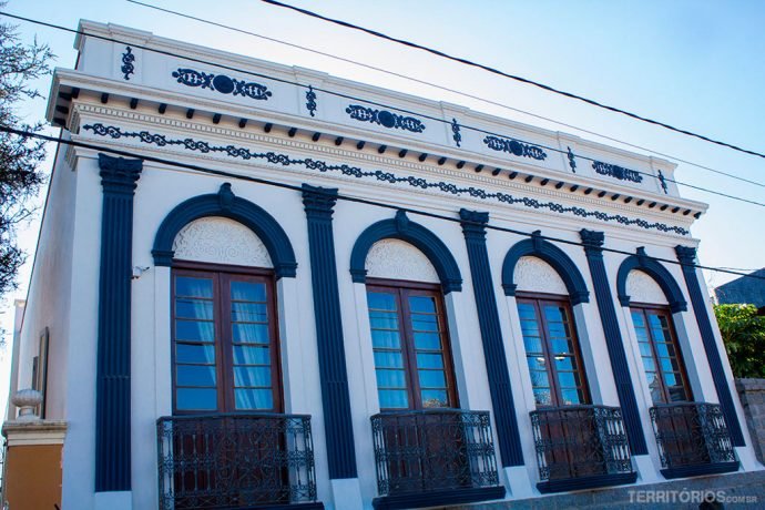 Casa de família privada na frente da Praça Doutor Fernando Abbott