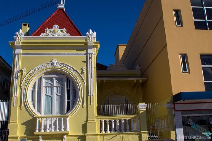 Casa diferente ao redor da praça principal