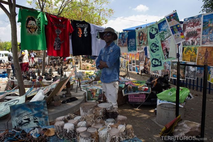 Vendedor na feira de artesanato