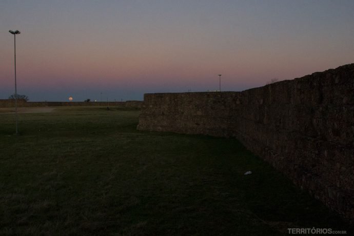 Momento dúvida no Forte Dom Pedro, ver o sol se pôr ou a lua cheia nascer?