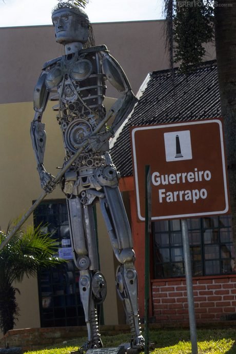 Escultura de Sepé Tiaraju em ferro Escultura de Sepé Tiaraju em ferro