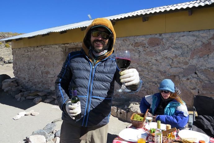 Nosso motorista preparando o almoço no Salar de Tara