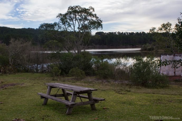 Área de camping na volta da barragem