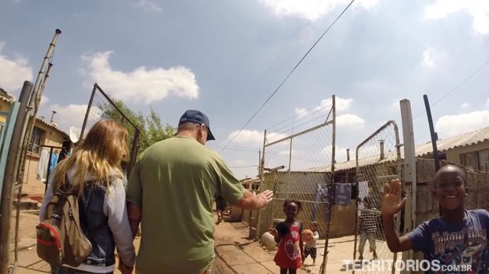 As crianças dando hi five na favela
