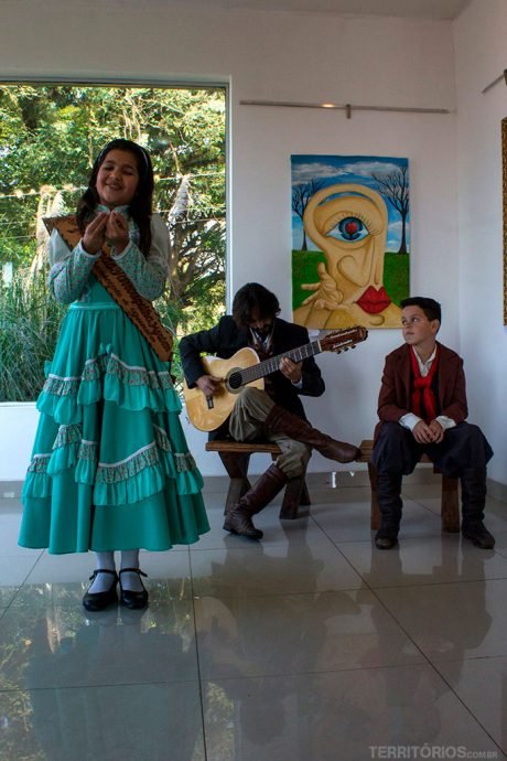 Primeira prenda mirim de Guaíba declamando poesias Primeira prenda mirim de Guaíba declamando poesias