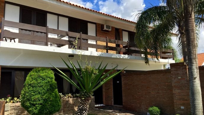 Fachada lembra uma casa na praia