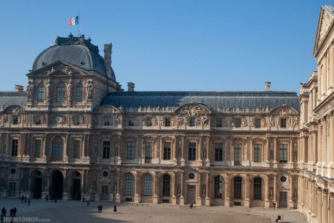 Fachada do Museu do Louvre em Paris. Um dos lugares com exposições em setembro