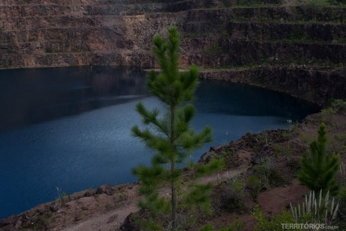 Lago azul na mina a céu aberto