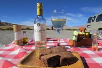 Bom vinho e bolo de chocolate em Salar de Tara