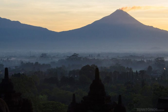 Nascer do sol em Borobodur, Magelang, Central Java - Indonésia Nascer do sol em Borobodur, Magelang, Central Java - Indonésia