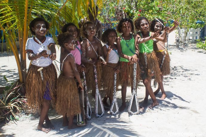 Meninas cantoras, bailarinas e lindas nos deram as boas vindas