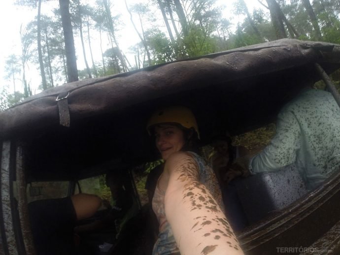 Quando a roda tranca e joga todo o barro pra dentro do carro