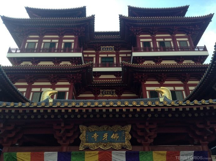 Fachada do Buddha Tooth Relic Temple and Museum, o temple budista de Singapura Fachada do Buddha Tooth Relic Temple and Museum, o temple budista de Singapura