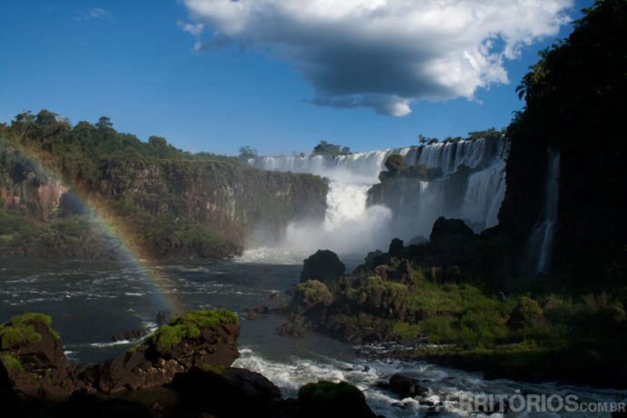 Os mergulhos também foram nesse vapor no meio da foto, no Salto San Martin