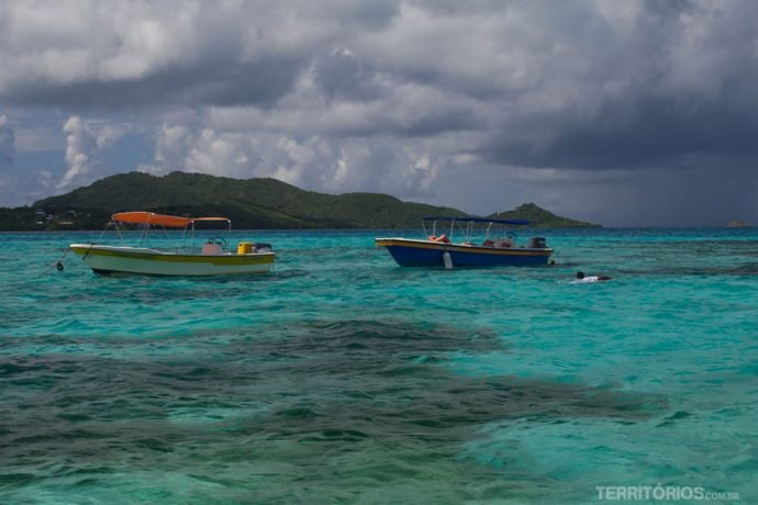 Barquinhos em Crab Cay