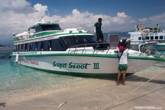 Tem que molhar os pés para embarcar em Gili