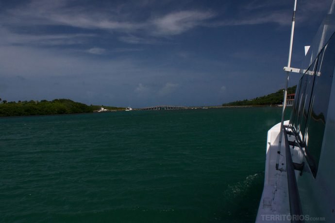 Vista para Santa Catalina (esquerda) e Providência (direita) de dentro do Catamarã